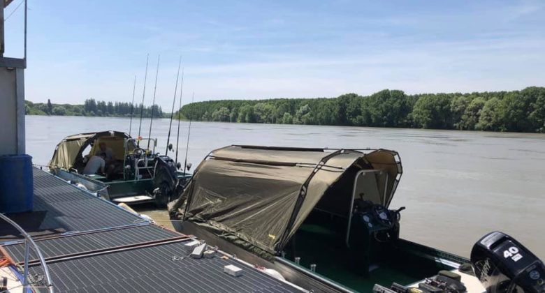 casasiluo_wallerfischen-welscamp-am-po_boote_acqvaboat_gruen1