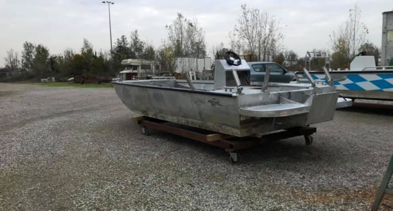 casasiluo_wallerfischen-welscamp-am-po_boote_acqvaboat_gruen2