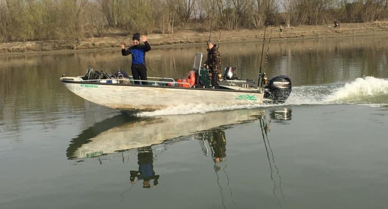 casasiluo_wallerfischen-welscamp-am-po_boote_acqvaboat_gruen3